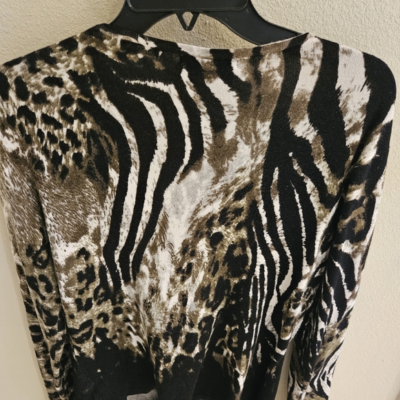 Sweater in grey/white/black dry cleaned in size Medium - Picture 2 of 5